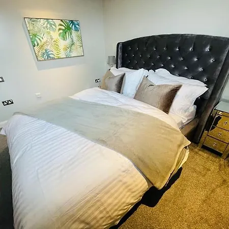 Leeds Centre Penthouse W/ Wrap Round Balcony *