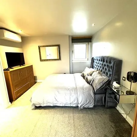 Leeds Centre Penthouse W/ Wrap Round Balcony شقة