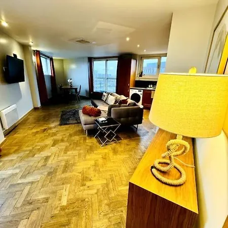 Leeds Centre Penthouse W/ Wrap Round Balcony شقة *