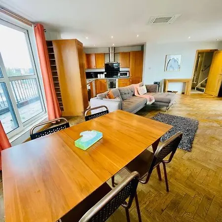 Leeds Centre Penthouse W/ Wrap Round Balcony شقة *