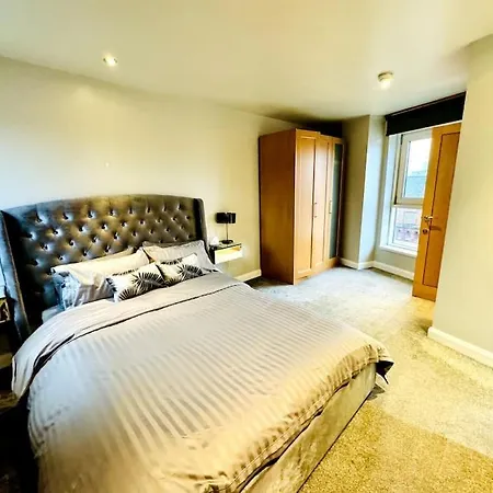 Leeds Centre Penthouse W/ Wrap Round Balcony