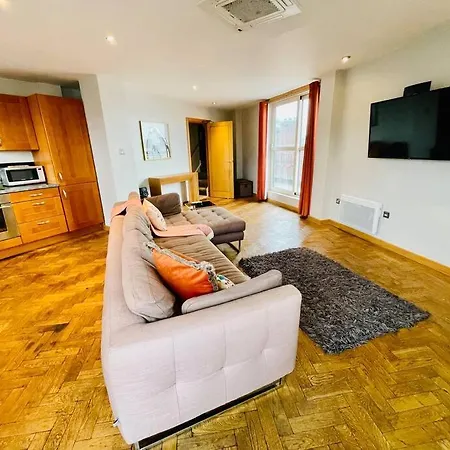 Leeds Centre Penthouse W/ Wrap Round Balcony *