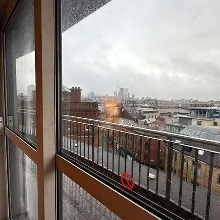 Leeds Centre Penthouse W/ Wrap Round Balcony شقة *