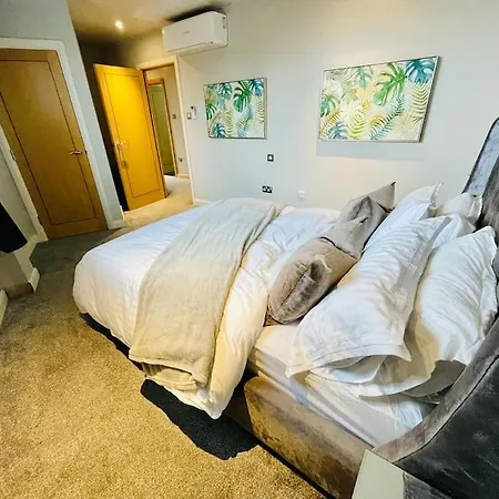 Leeds Centre Penthouse W/ Wrap Round Balcony Leeds (West Yorkshire)