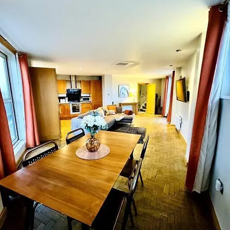 Leeds Centre Penthouse W/ Wrap Round Balcony Apartment *