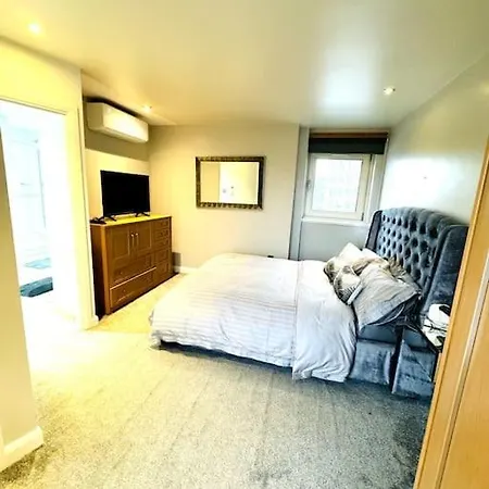 Leeds Centre Penthouse W/ Wrap Round Balcony Apartment