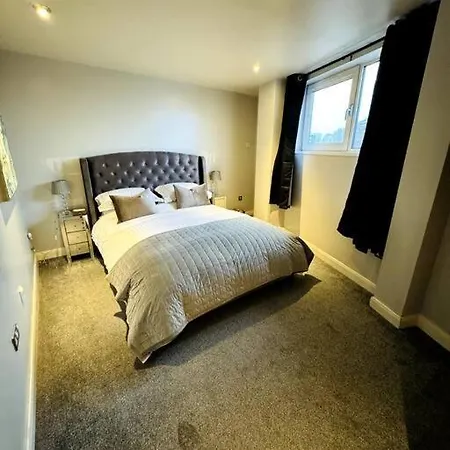Leeds Centre Penthouse W/ Wrap Round Balcony Apartment Leeds (West Yorkshire)